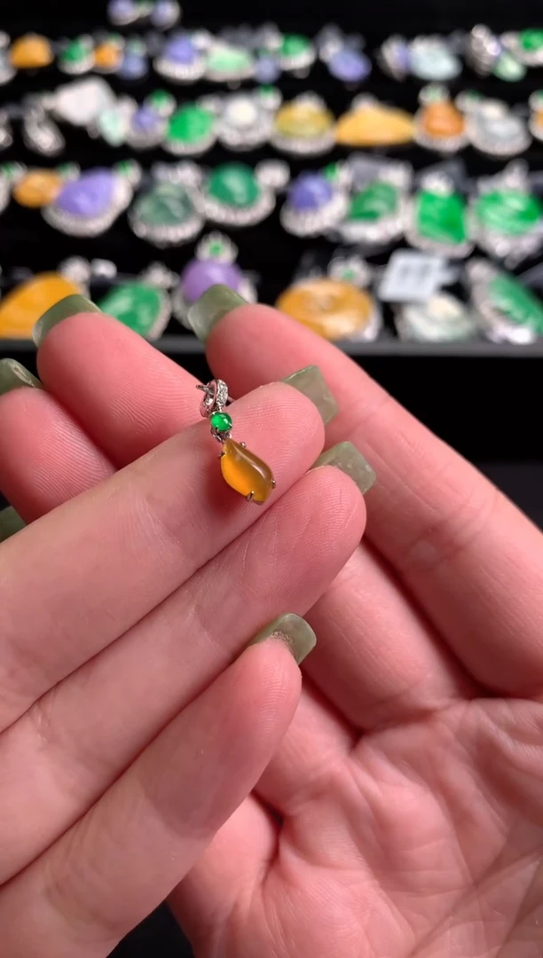 翡翠18K金镶嵌颈饰缅料