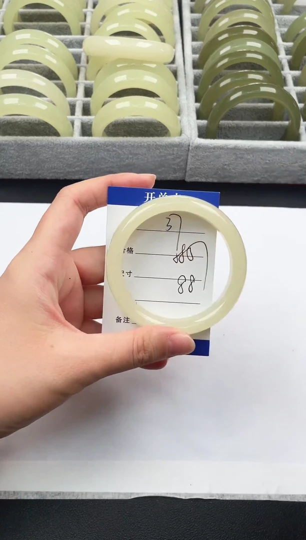 未镶嵌手镯石英质玉蜂蜜水