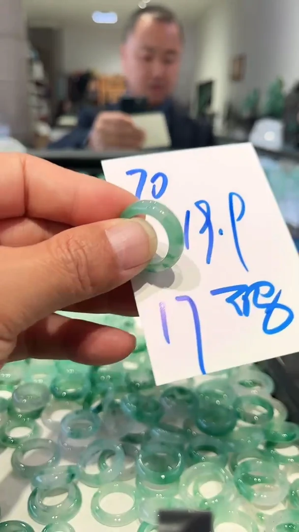 未镶嵌戒圈石英质玉非洲翠