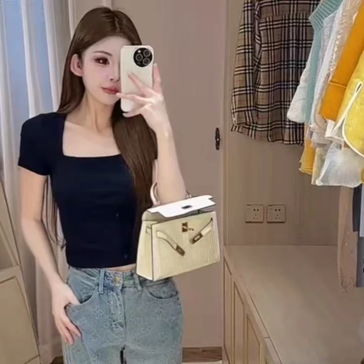 220简约方领打底上衣