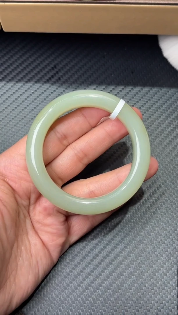 未镶嵌手镯和田玉若羌微色差52+