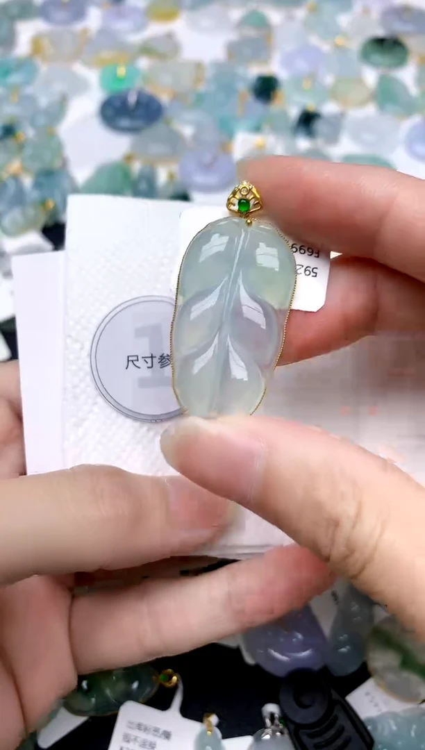 颈饰18K金镶嵌翡翠天然A货翡翠