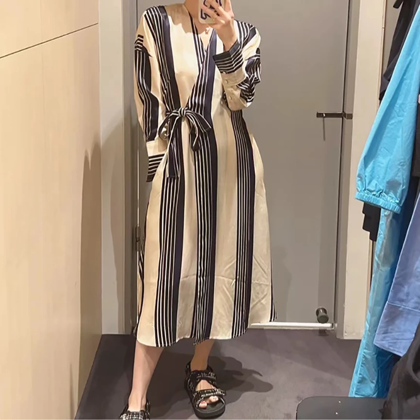 宝丫轻奢  女式时尚休闲V领设计感条纹收腰显瘦长袖连衣裙C60