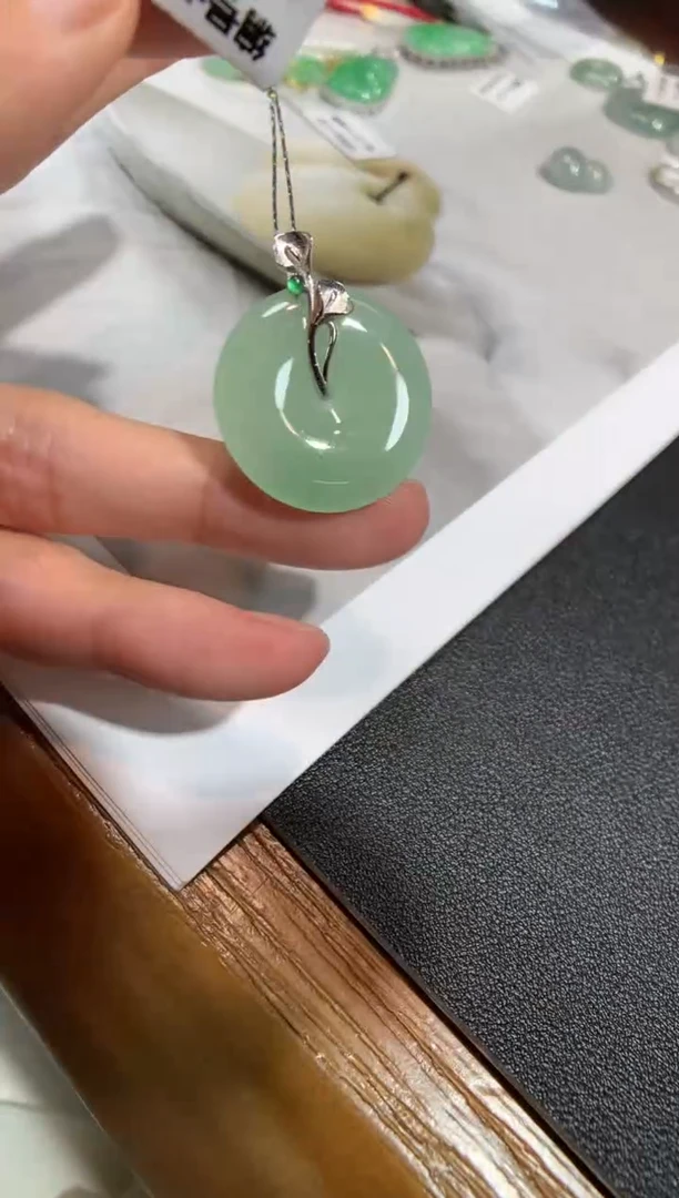 翡翠18K金镶嵌颈饰平安扣