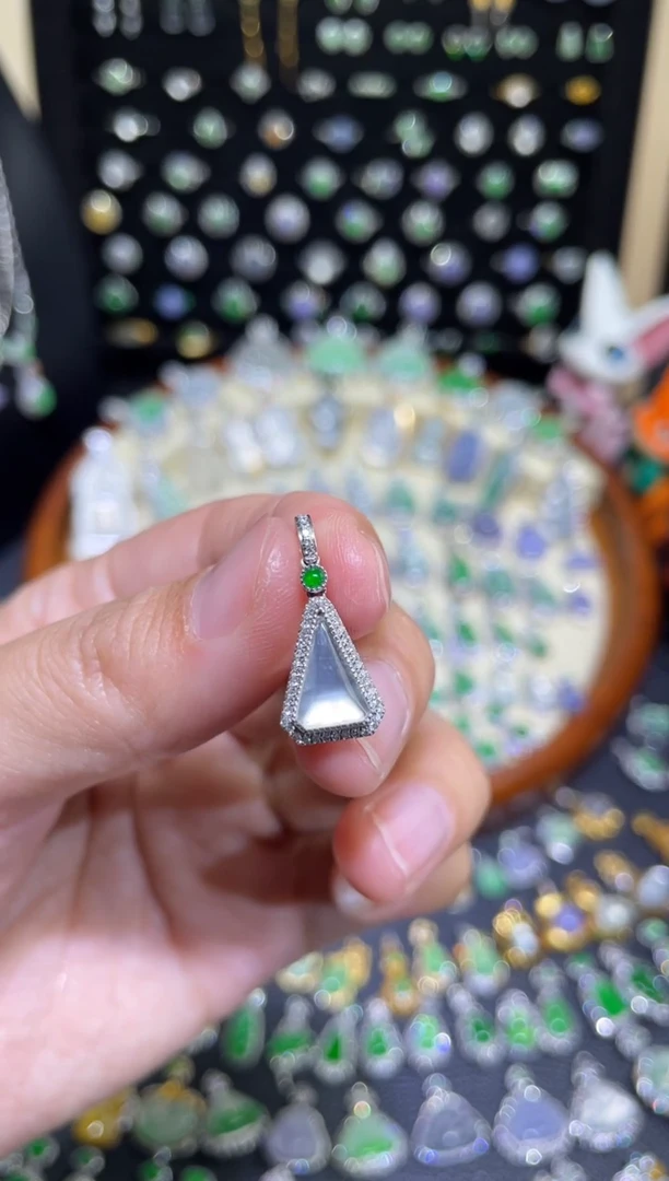 颈饰18K金镶嵌翡翠是****O玻璃种黑钢切割吊坠