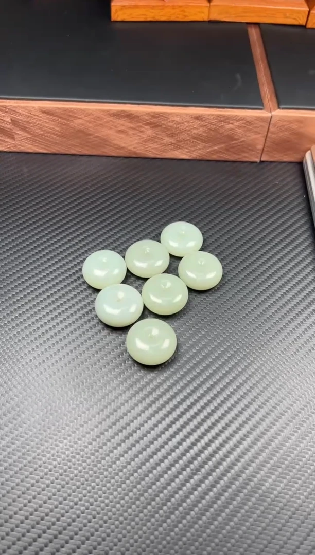 和田玉未镶嵌吊坠(赠链)且末微色差近矿j多样性发货拍一发一