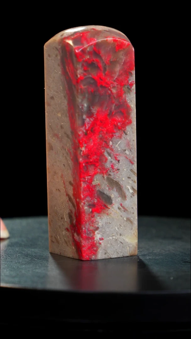 鸡血石牛角冻鸡血石