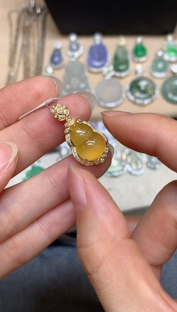 颈饰18K金镶嵌翡翠葫芦【无服务费