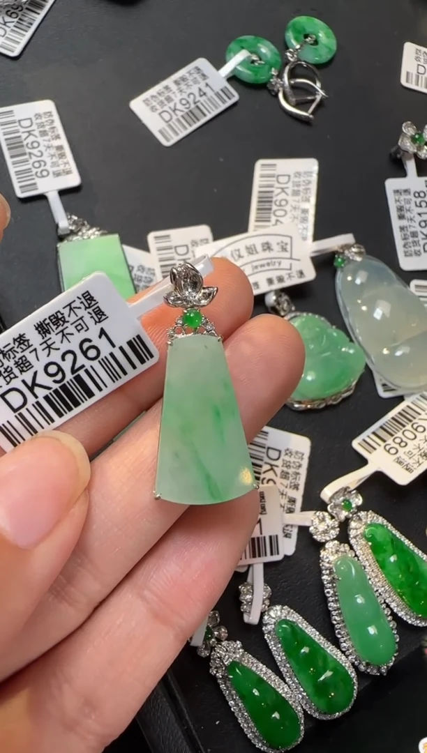 颈饰18K金镶嵌翡翠DK9261无事牌