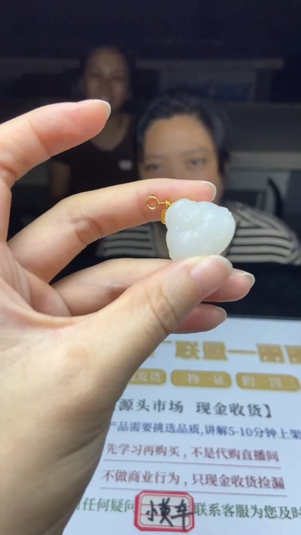 吊坠(不含链)18K金镶嵌和田玉多样性-吊坠-D9366