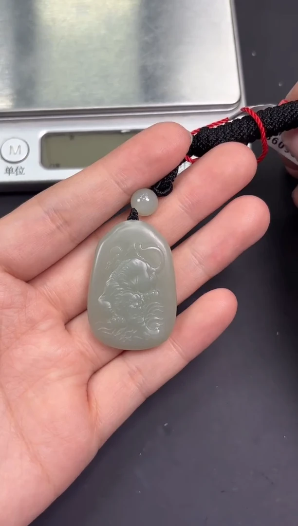 【闪购商品】和田玉吊坠(赠链)未镶嵌且末微色差近矿吊坠