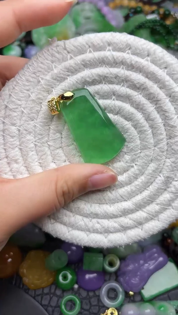 颈饰未镶嵌翡翠缅甸翡翠吊坠