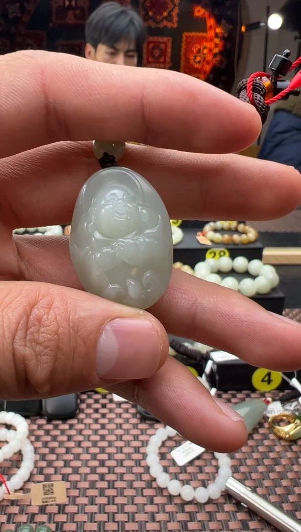 吊坠(赠链)未镶嵌和田玉且末料青白玉吊坠