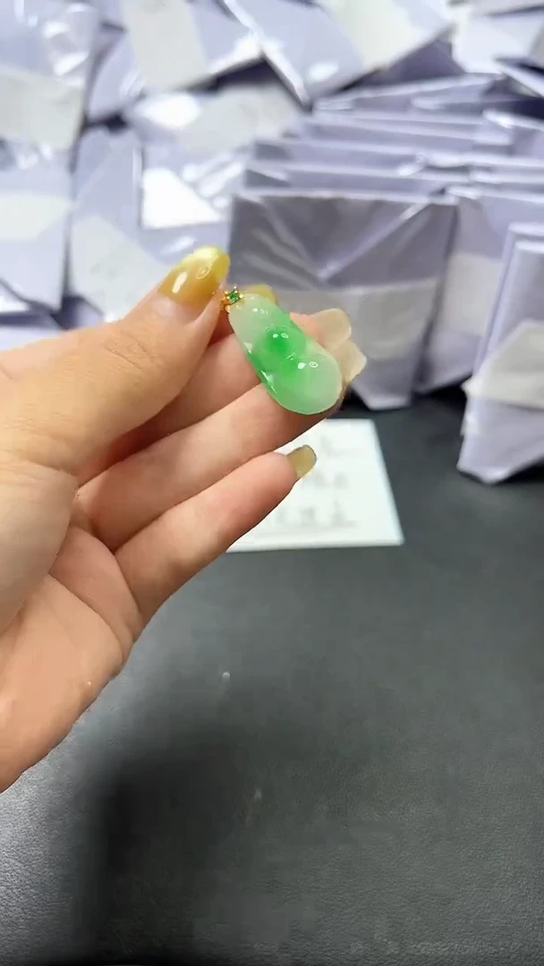 翡翠未镶嵌颈饰时尚女士精品吊坠
