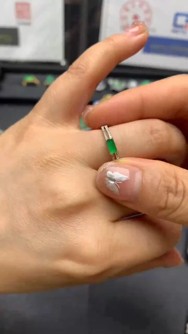 18K金镶嵌戒指翡翠小马鞍戒
