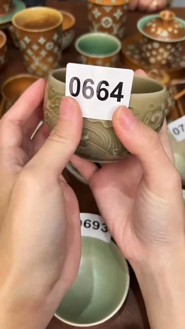 奶*?龙泉窑材烧龙纹大茶碗0664