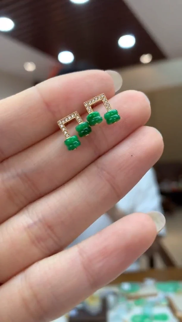 18K金镶嵌翡翠耳钉耳钉