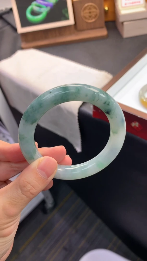 未镶嵌手镯（圆镯）翡翠退货需手镯吊牌标签完好