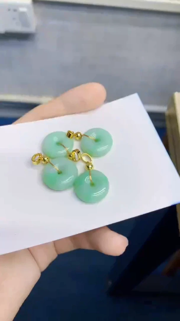翡翠未镶嵌颈饰多样性发其一