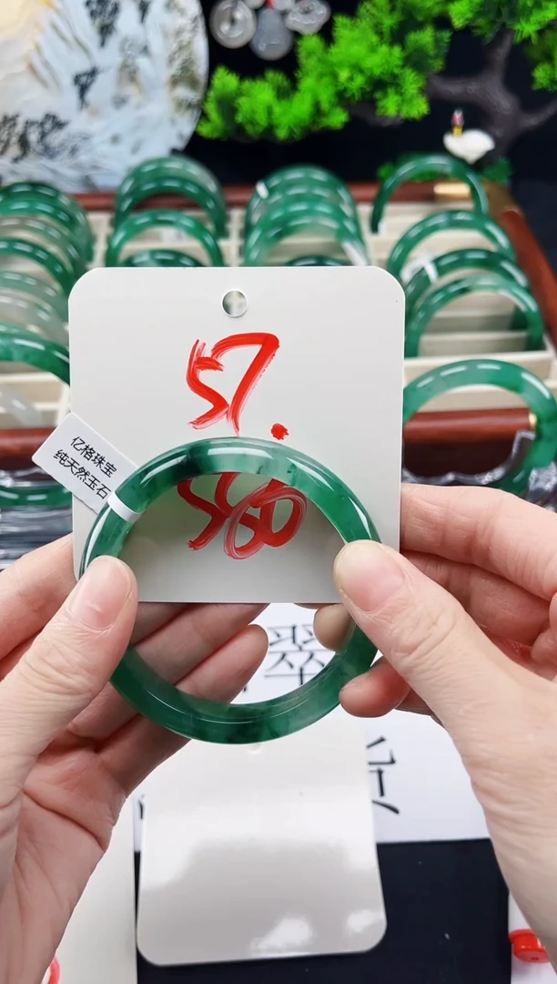 未镶嵌手镯石英质玉（非洲翠）手镯