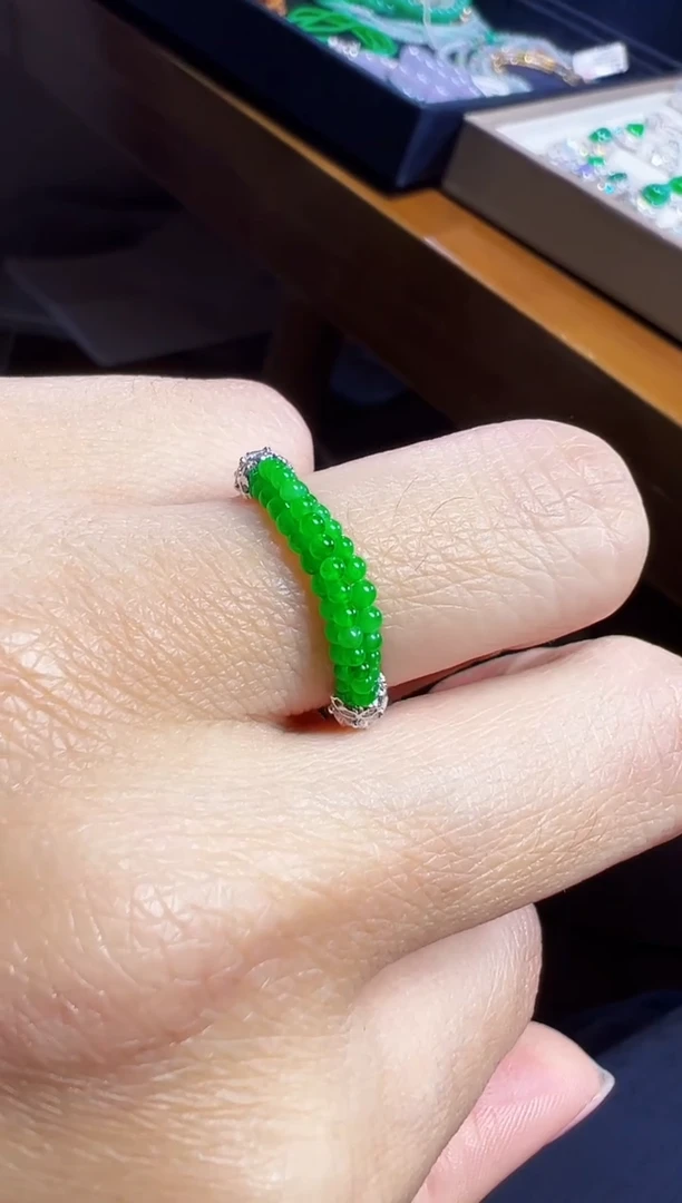 18K金镶嵌戒指翡翠小米珠