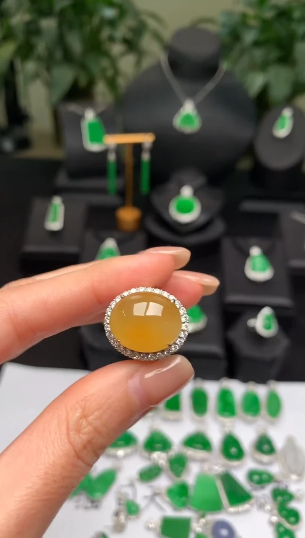 18K金镶嵌戒指翡翠戒指