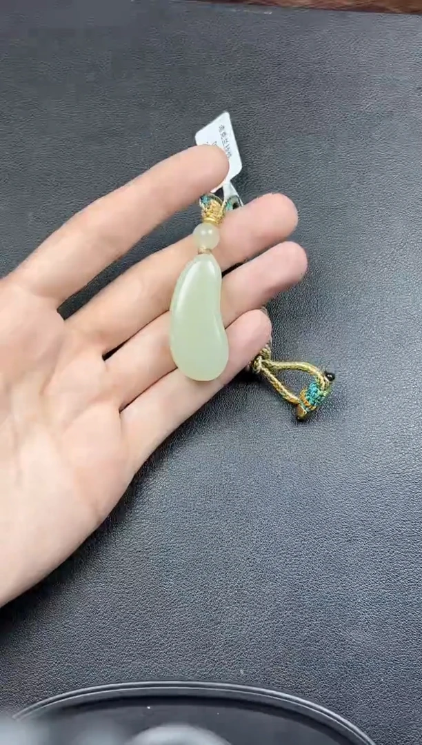 吊坠(赠链)未镶嵌和田玉且末微色差迪克兰一细吊坠