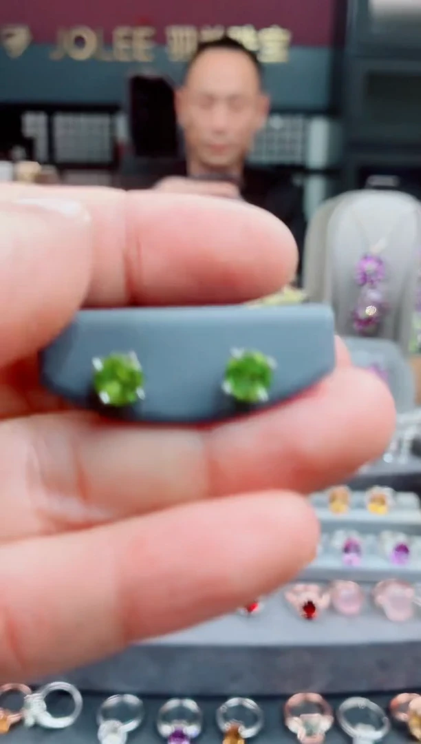 银S925镶嵌耳钉橄榄石橄榄石耳钉