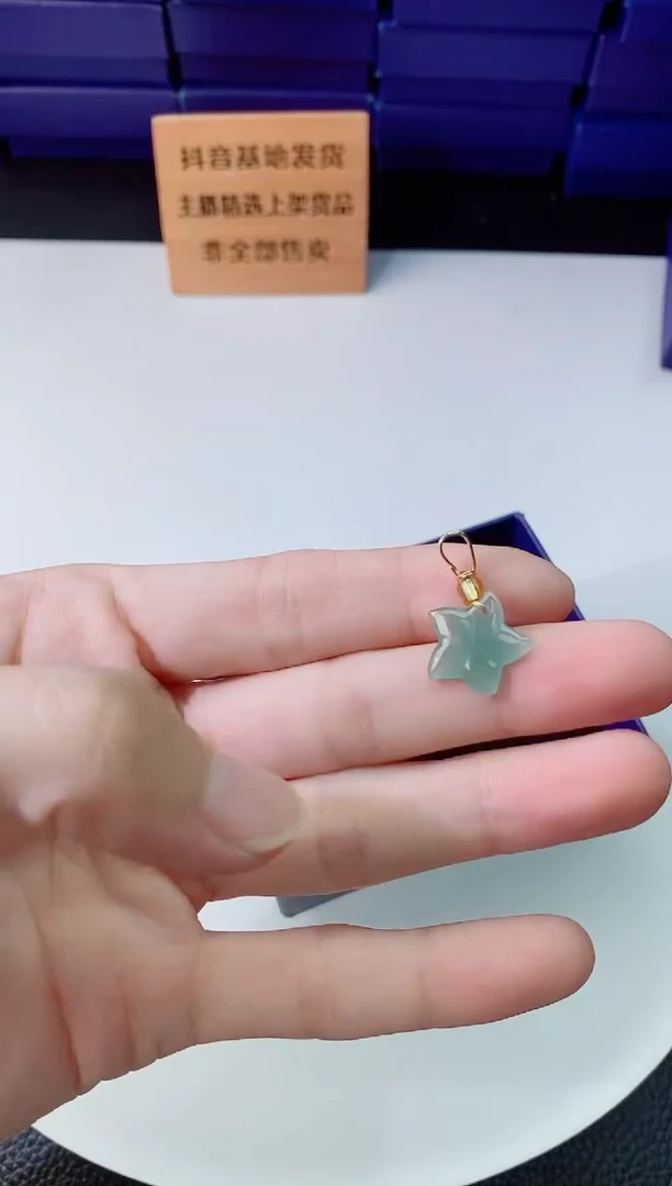 翡翠未镶嵌颈饰   `