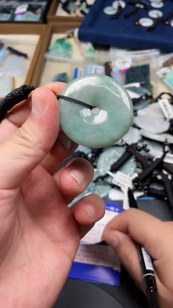 翡翠未镶嵌颈饰 多样性发其一