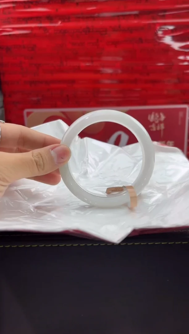 【闪购商品】翡翠手镯未镶嵌28翡翠手镯（微瑕）