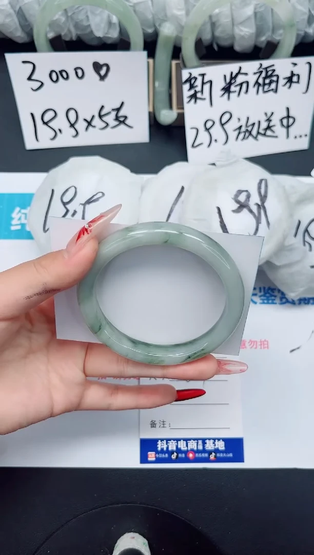 【闪购商品】石英质玉手镯未镶嵌b35