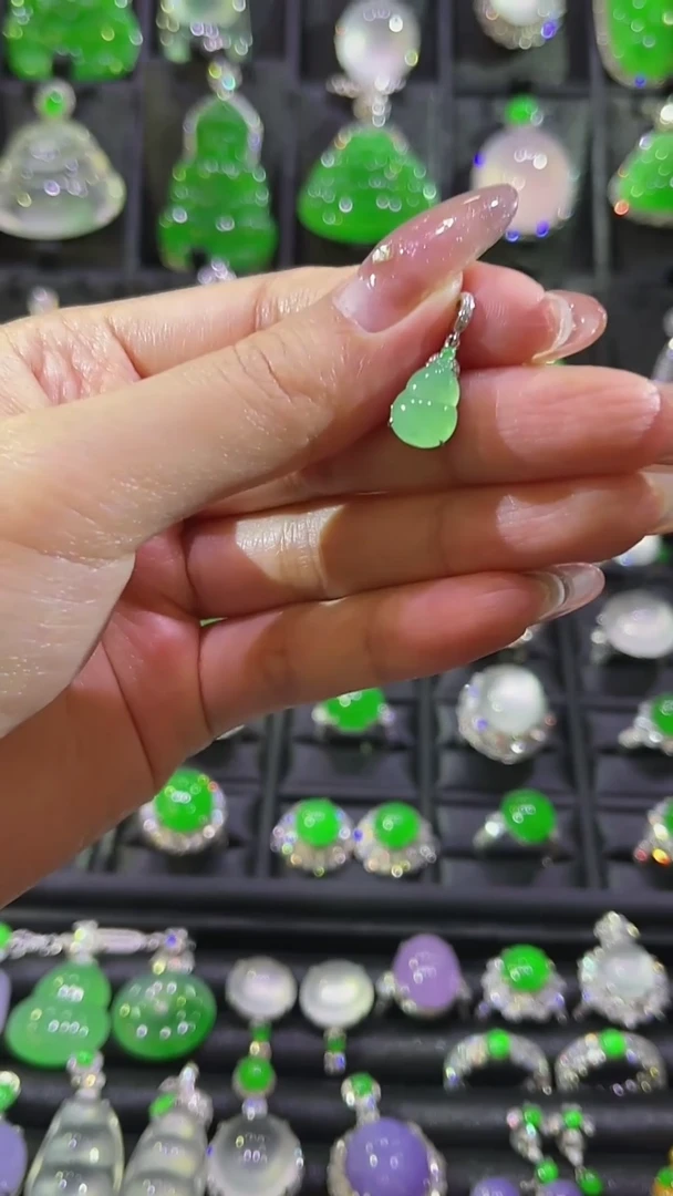 颈饰18K金镶嵌翡翠吊坠