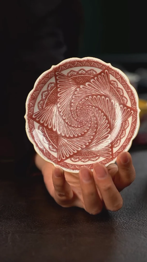 贵红窑黄釉釉里红悖论纹莲瓣小杯垫