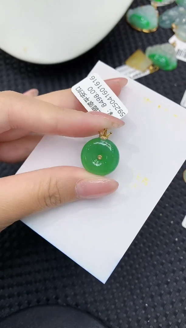 翡翠18K金镶嵌颈饰111111111