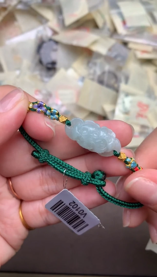 翡翠挂件未镶嵌  —