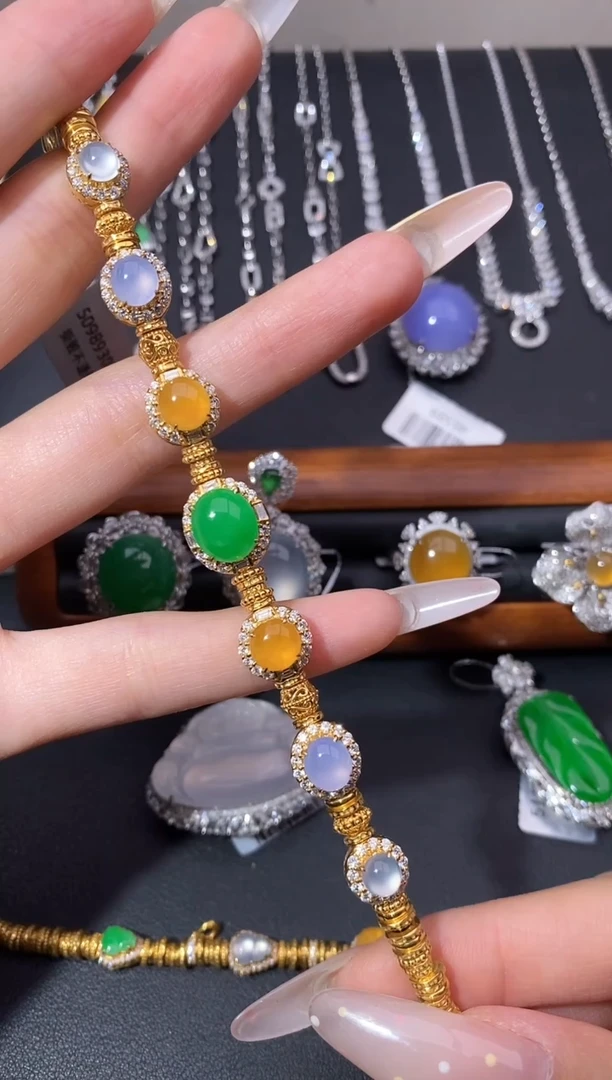 颈饰18K金镶嵌翡翠手链