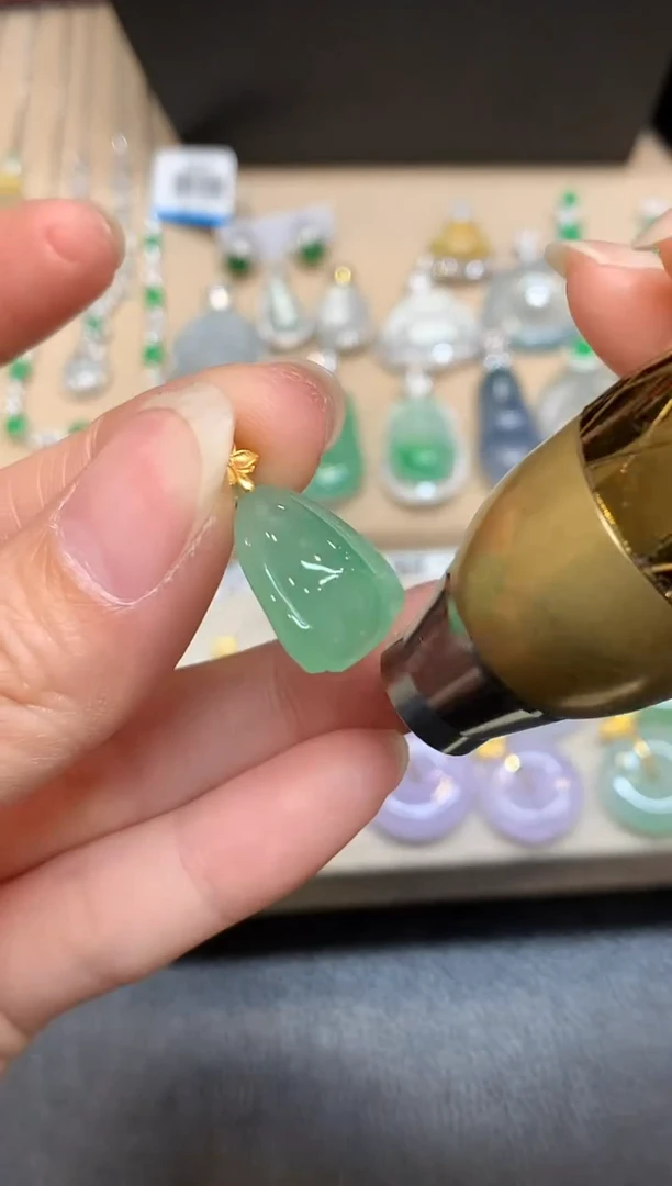 颈饰18K金镶嵌翡翠莲蓬【无服务费