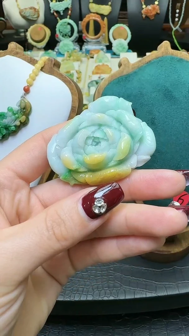 【闪购商品】翡翠颈饰未镶嵌特色黄加绿小花