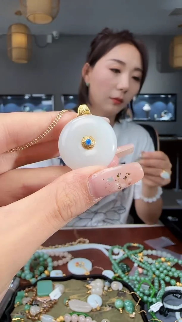 和田玉18K金镶嵌吊坠(不含链)1