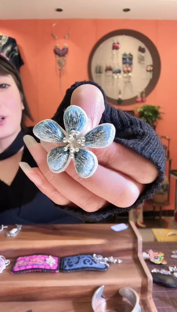 织绣手工老绣苗绣刺绣首饰90