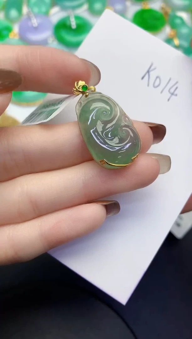 颈饰18K金镶嵌翡翠缅甸天然翡翠A货