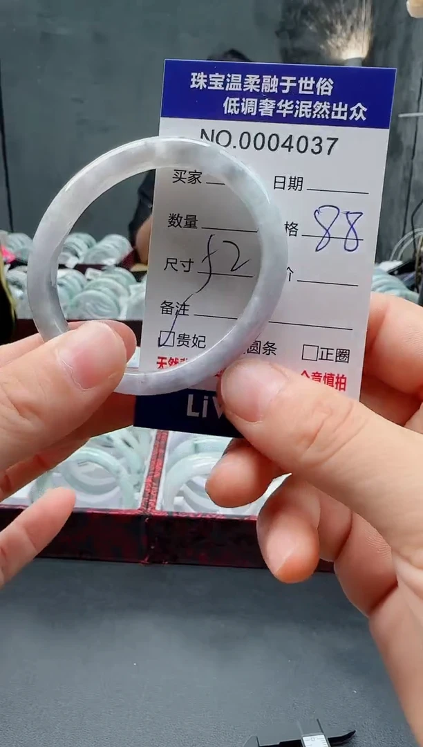 翡翠手镯未镶嵌天然翡翠A货