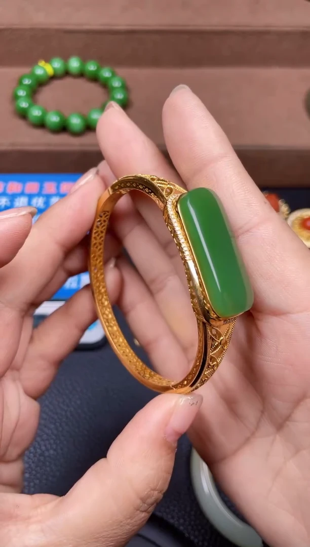 颈饰18K金镶嵌和田玉F1009