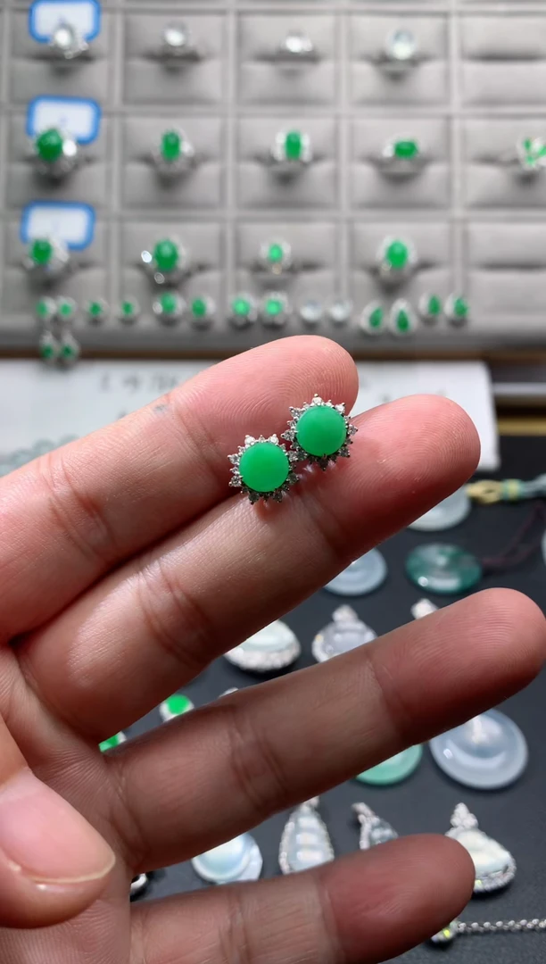 18K金镶嵌翡翠耳饰18K翡翠