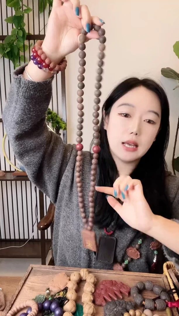 泥塑抱朴加金颜加红麝脖挂