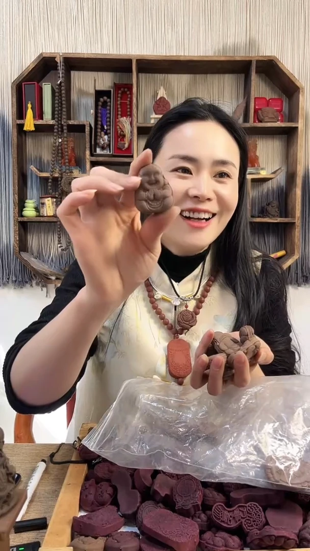 【闪购商品】泥塑鹅梨弥勒瑕疵吊坠