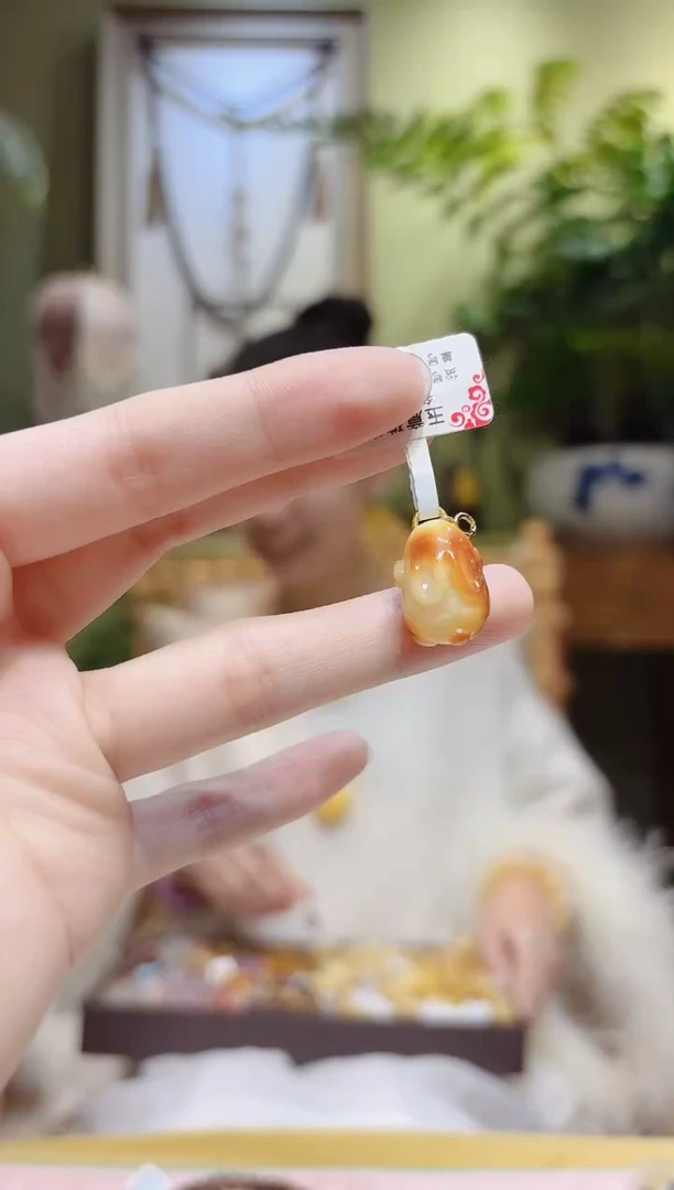 【闪购商品】蜜蜡裸石18K金镶嵌蜜蜡兔子挂件