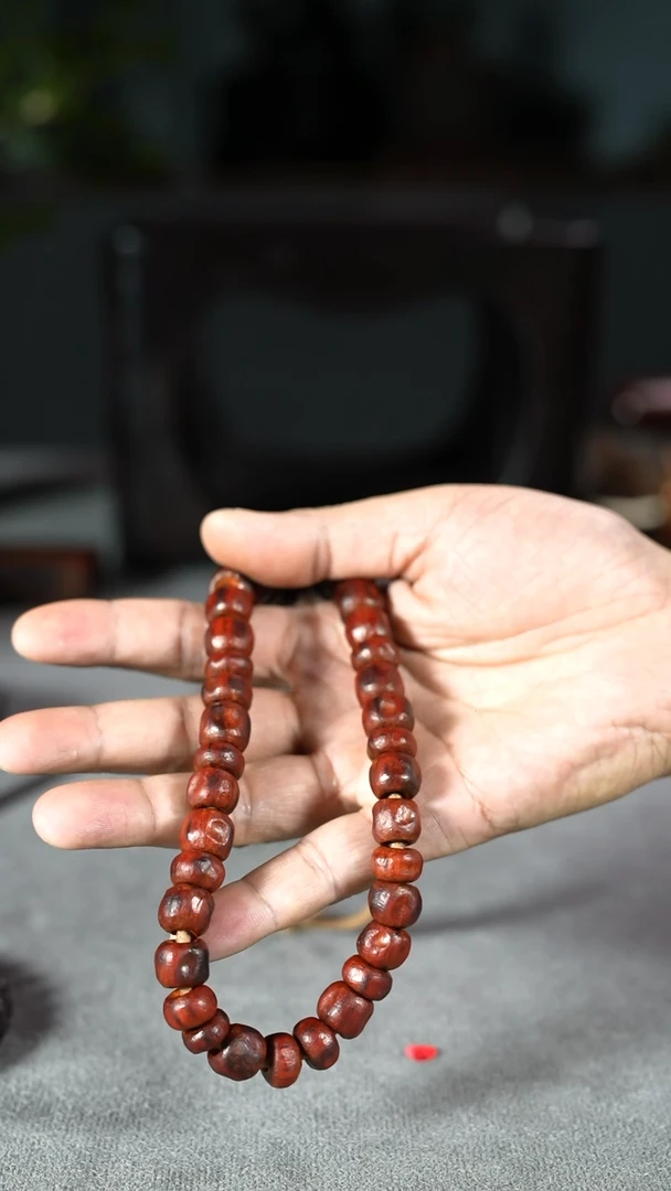 檀香紫檀（小叶紫檀）血**人手持