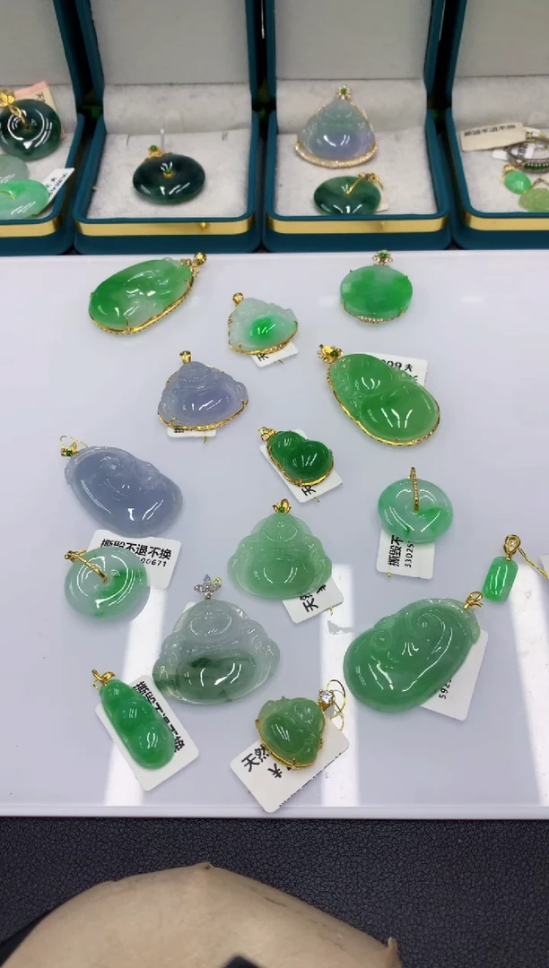 颈饰18K金镶嵌翡翠翡翠